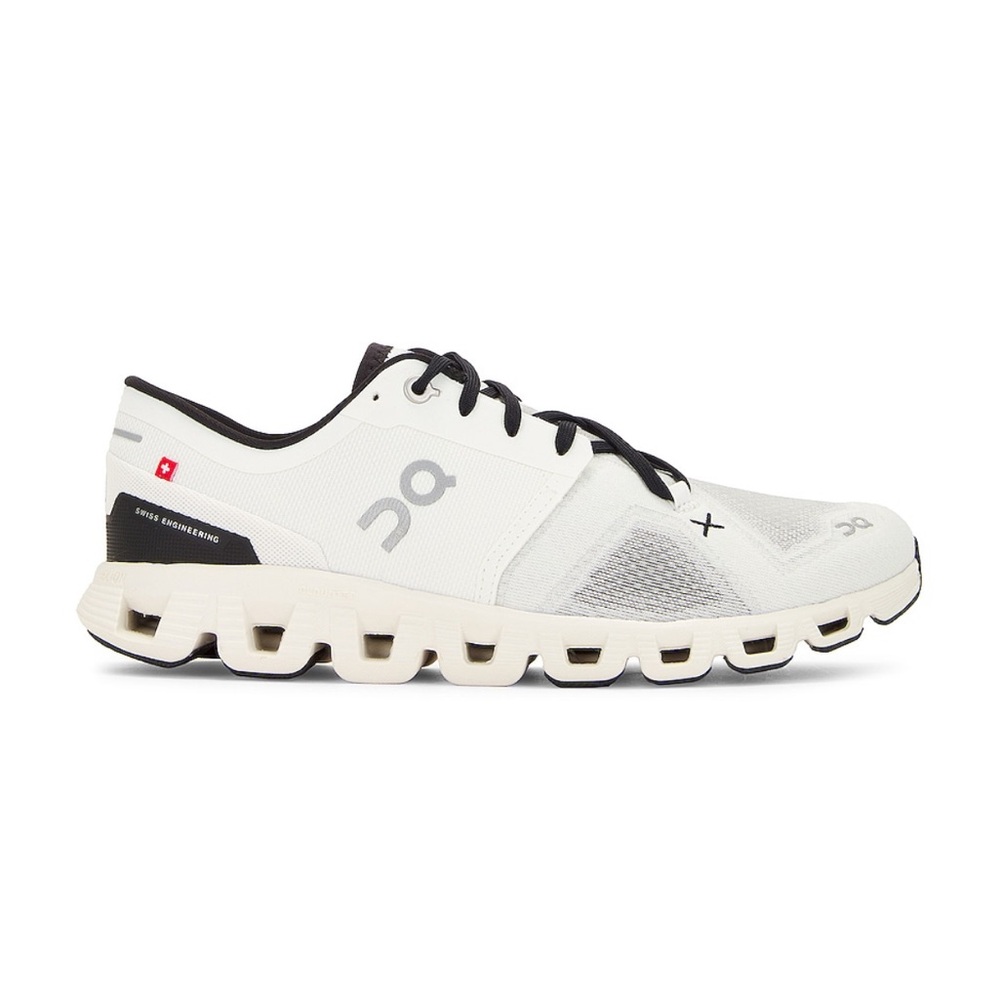 Cloud X 3 in Ivory & Black